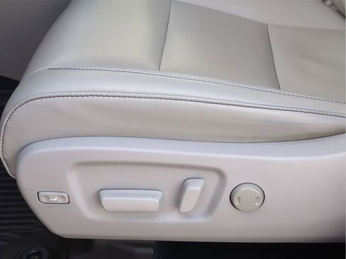 Used 2019 Toyota Highlander XLE image 14