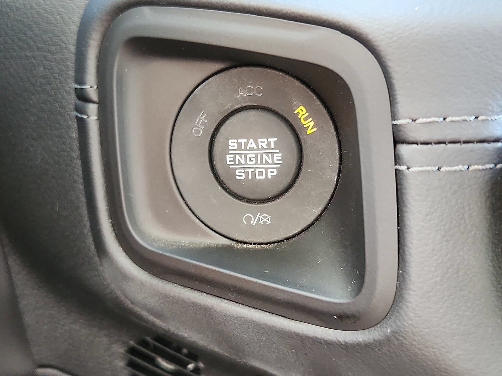 Used 2025 Jeep Gladiator Mojave w/ Safety Group AWD/4WD image 16