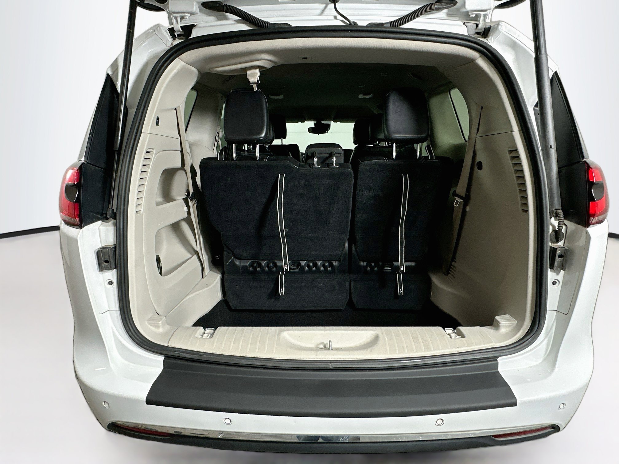 Used 2023 Chrysler Pacifica Touring-L FWD image 28