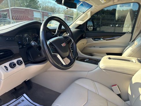 Used 2019 Cadillac Escalade Luxury image 12