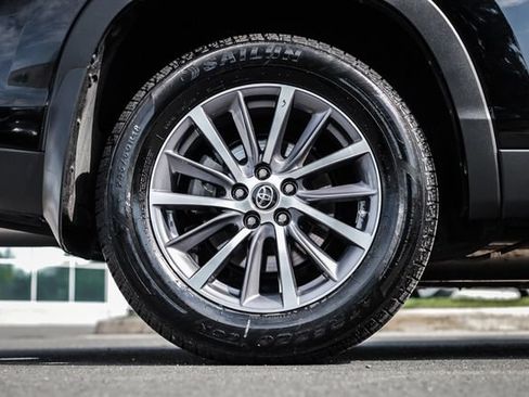 Used 2019 Toyota Highlander XLE AWD/4WD image 12