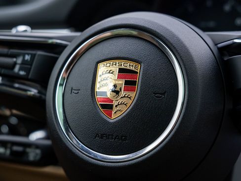 Certified 2025 Porsche Macan image 19