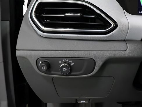 Used 2023 Chevrolet Bolt EUV Premier image 17