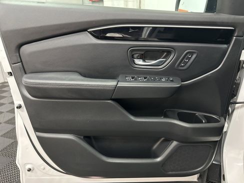 Used 2025 Honda Pilot Touring image 17
