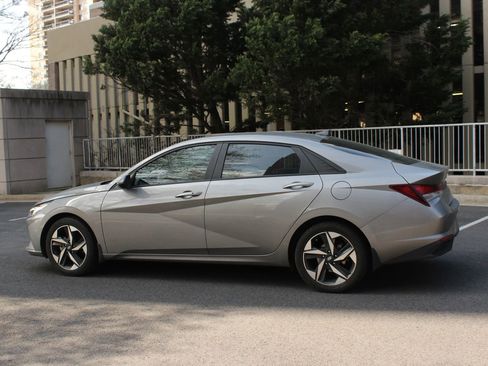 Used 2023 Hyundai Elantra SEL w/ Convenience Package FWD image 9