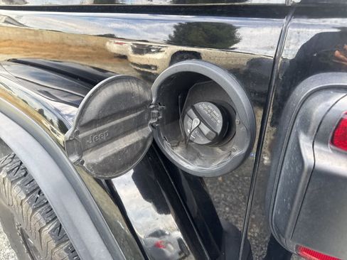 Used 2021 Jeep Wrangler Unlimited Rubicon w/ Xtreme Recon 35" Tire Package image 11