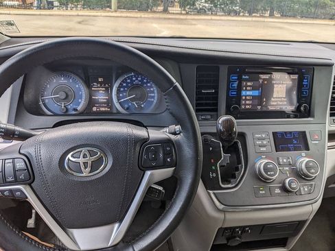 Used 2015 Toyota Sienna XLE w/ XLE Navigation Package FWD image 2