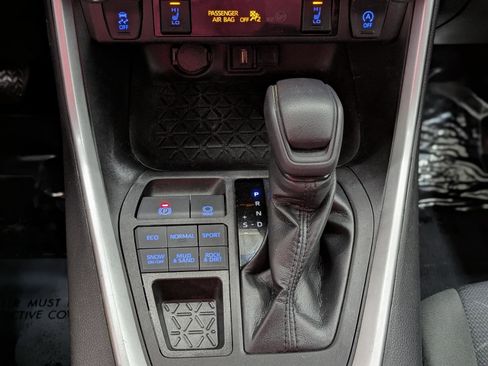 Used 2022 Toyota RAV4 XLE w/ Convenience Package image 9