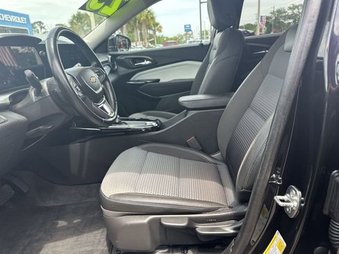 Certified 2025 Chevrolet Trax LT w/ Driver Confidence Package FWD image 19