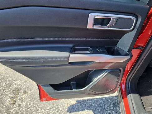 Used 2024 Ford Explorer XLT image 8