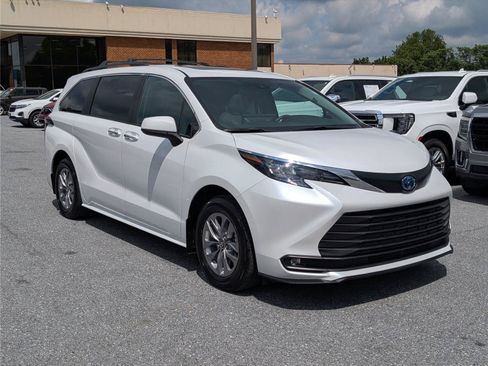 Used 2025 Toyota Sienna XLE AWD/4WD image 7