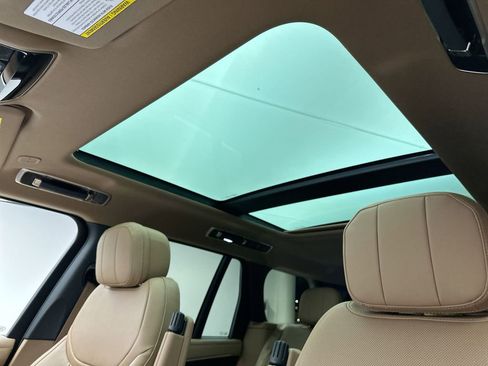New 2025 Land Rover Range Rover SE AWD/4WD image 9