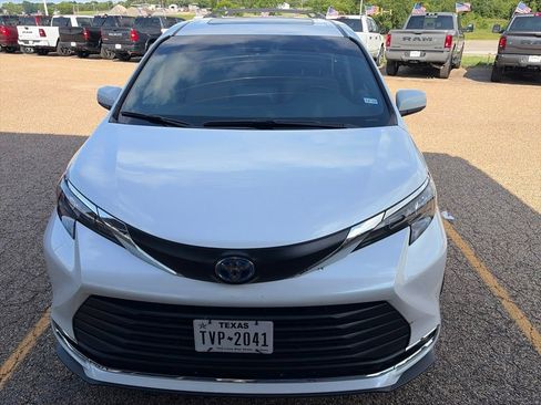 Used 2024 Toyota Sienna XLE FWD image 3