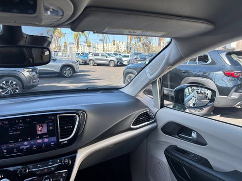 Used 2024 Chrysler Pacifica Touring-L FWD image 38