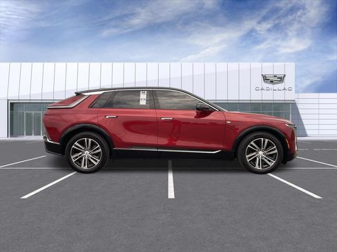 Certified 2024 Cadillac Lyriq Luxury AWD/4WD image 9