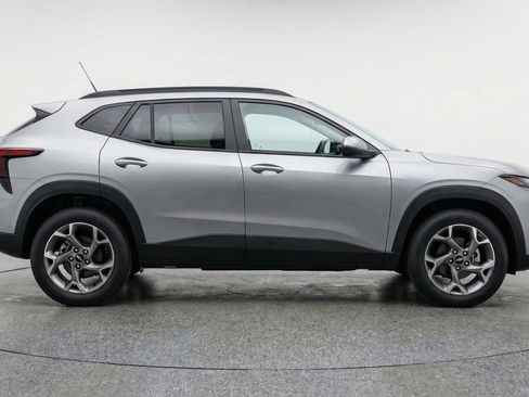 Used 2025 Chevrolet Trax LT w/ LT Convenience Package FWD image 11