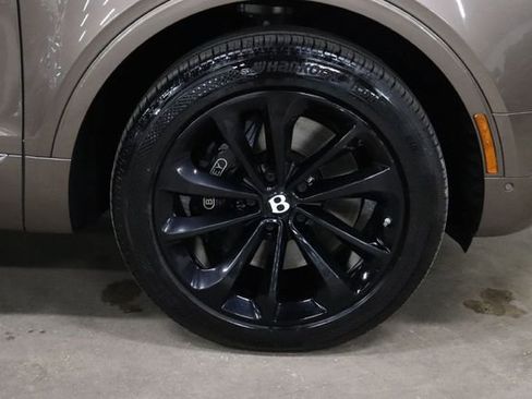 Used 2017 Bentley Bentayga AWD/4WD image 31