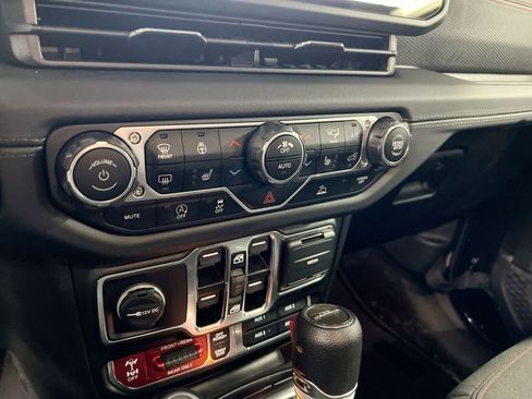 Used 2024 Jeep Gladiator Rubicon w/ Technology Group image 17