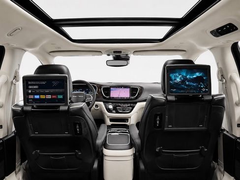 Used 2023 Chrysler Pacifica Limited w/ Uconnect Theater Family Group FWD image 22