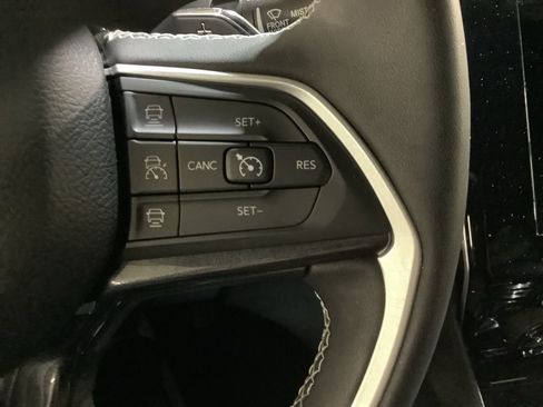 Used 2023 Jeep Grand Cherokee L Laredo image 32