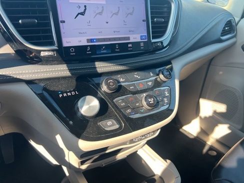 Used 2023 Chrysler Pacifica Touring-L image 9
