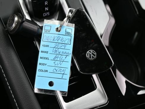 Used 2024 Volkswagen Atlas SE w/ Panoramic Sunroof Package FWD image 23