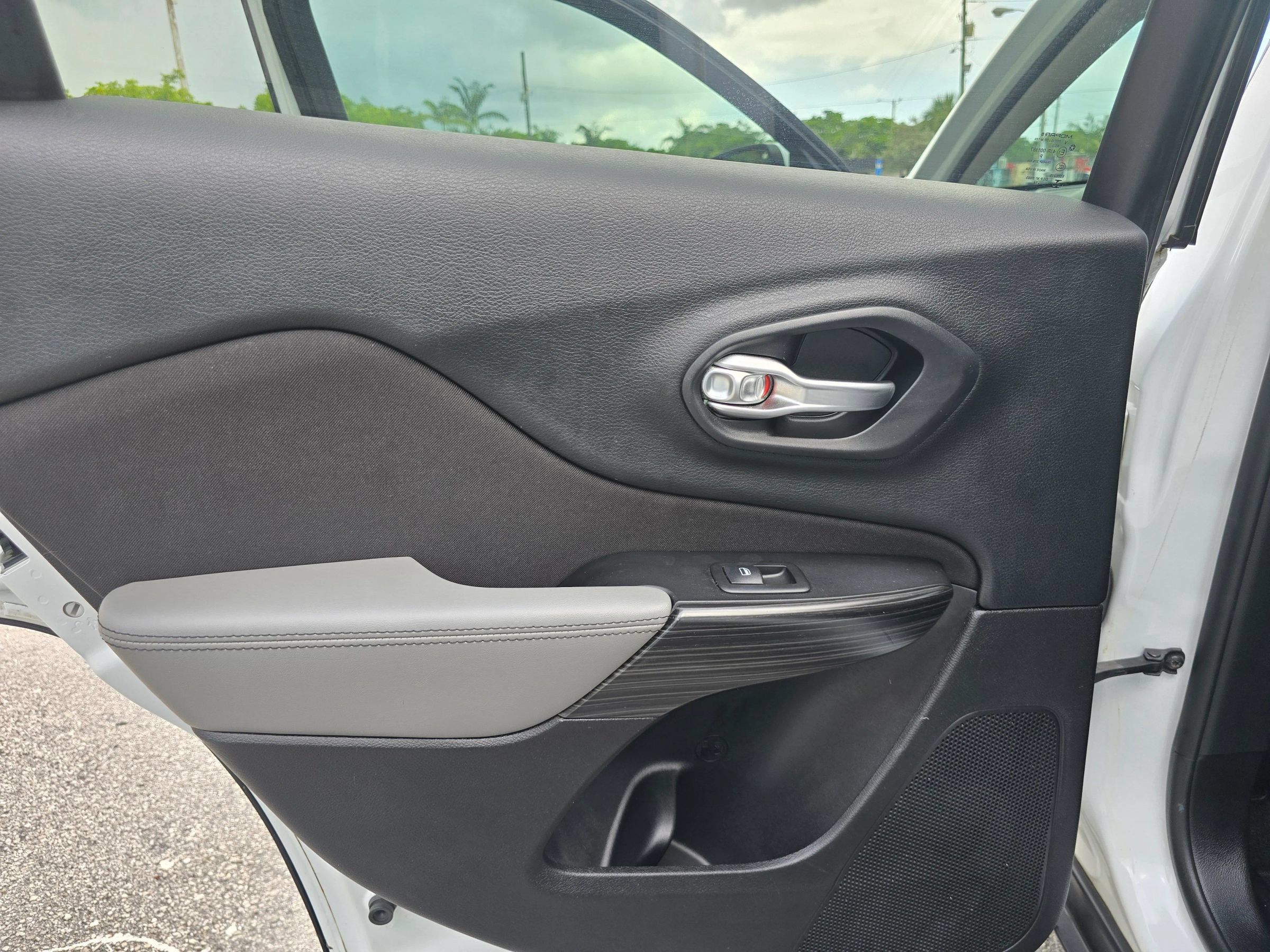 Used 2014 Jeep Cherokee Latitude w/ Comfort/Convenience Group FWD image 13