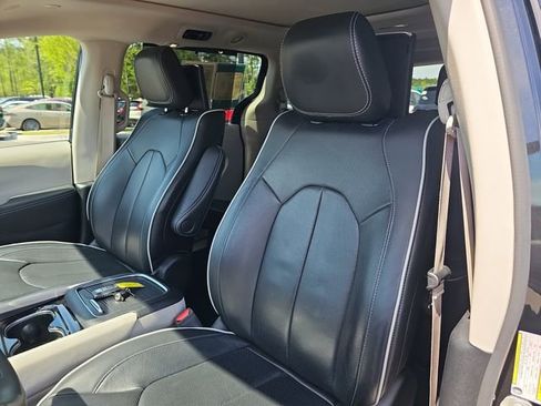 Used 2023 Chrysler Pacifica Limited w/ Uconnect Theater Family Group AWD/4WD image 18