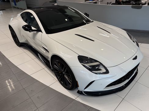 Used 2025 Aston Martin V8 Vantage Coupe RWD image 6