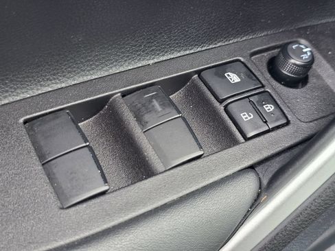 Used 2025 Toyota Corolla Cross L FWD image 18