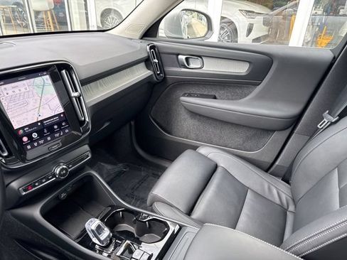 Certified 2025 Volvo XC40 B5 Plus AWD/4WD image 22