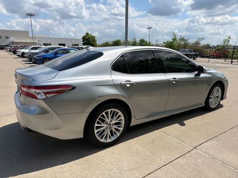 Used 2020 Toyota Camry XLE image 5
