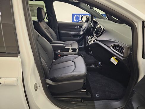 New 2026 Chrysler Pacifica Select FWD image 25