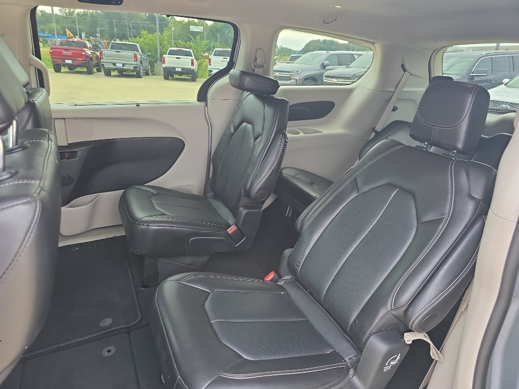 Used 2024 Chrysler Pacifica Touring-L FWD image 9