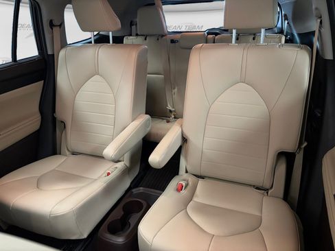 Used 2020 Toyota Highlander XLE AWD/4WD image 36