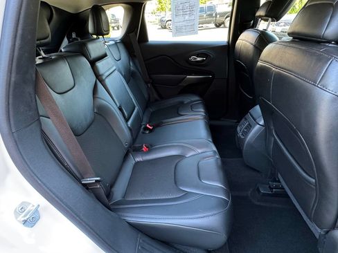 Used 2019 Jeep Cherokee Latitude Plus w/ Cold Weather Group AWD/4WD image 38