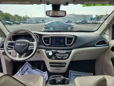 Used 2018 Chrysler Pacifica Limited w/ Tire & Wheel Group FWD image 20