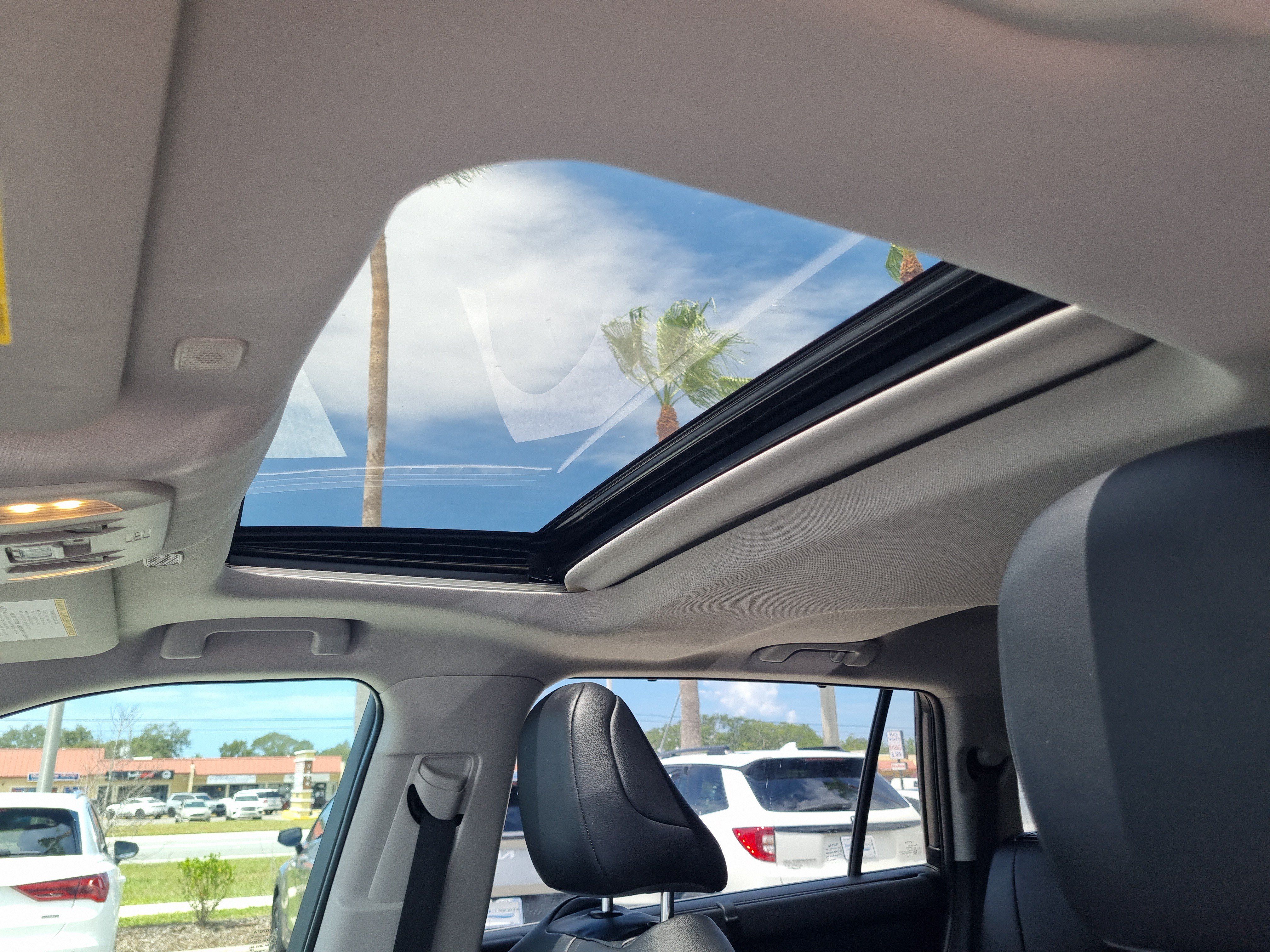 Used 2023 Toyota Highlander XLE FWD image 23