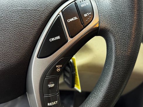 Used 2014 Hyundai Elantra SE image 27