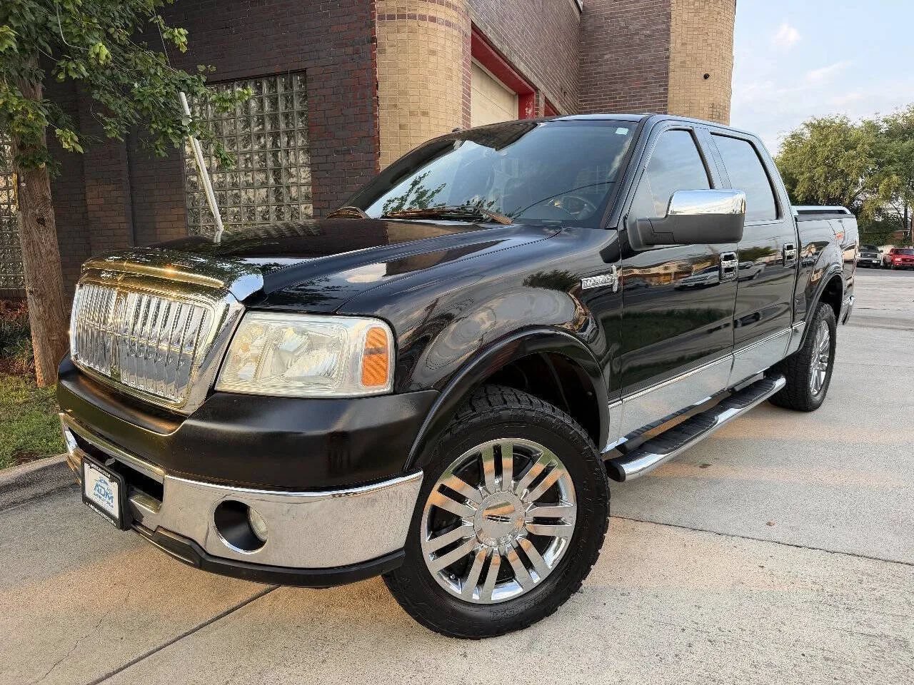Used 2008 Lincoln Mark LT 4x4 image 2