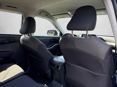 Used 2021 Toyota Highlander L FWD image 23