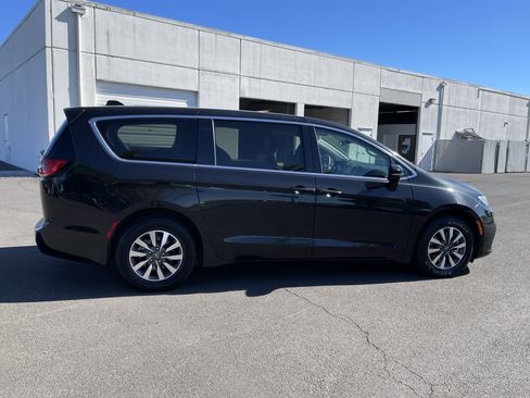 Used 2024 Chrysler Pacifica Limited FWD image 6