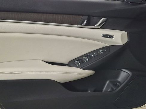 Used 2018 Honda Accord Touring image 14