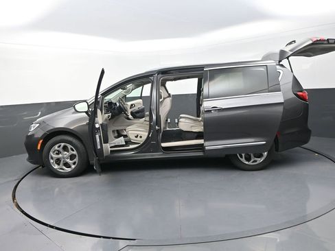 Used 2021 Chrysler Pacifica Limited w/ Premium & Safety Sphere Group image 35