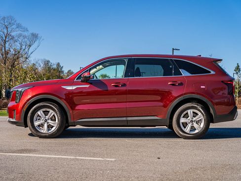 Used 2025 Kia Sorento LX image 4