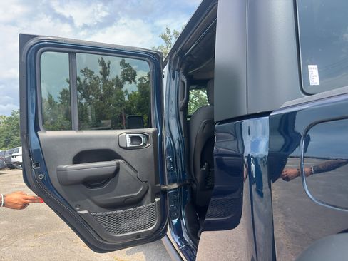 Used 2025 Jeep Gladiator Rubicon w/ Safety Group AWD/4WD image 18