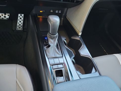 Used 2025 Toyota Camry SE image 24