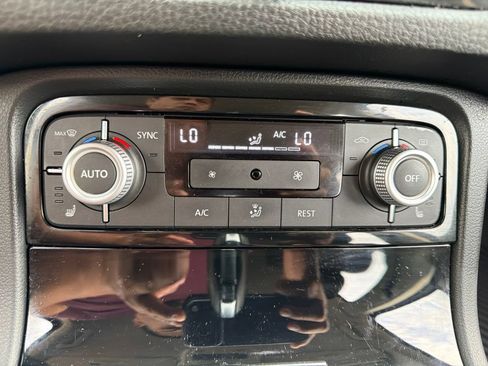 Used 2016 Volkswagen Touareg Sport AWD/4WD image 36