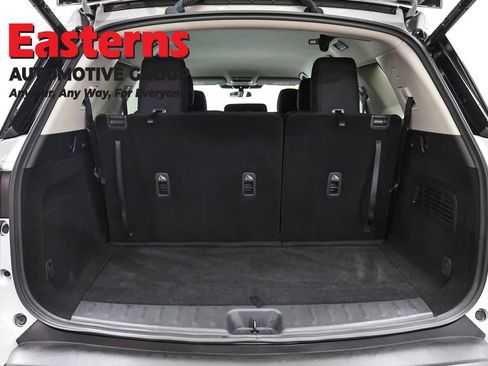 Used 2025 Nissan Pathfinder SV FWD image 9