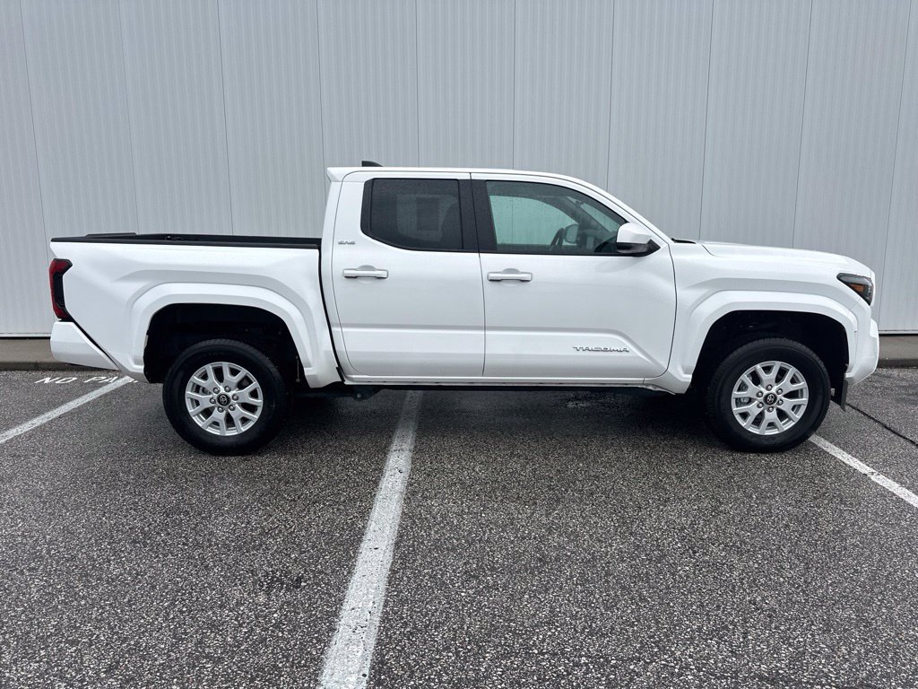 Used 2025 Toyota Tacoma SR5 AWD/4WD image 9